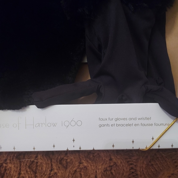 NIB House of Harlow Faux Rabbit Fur Fingerless Gloves Flip Mittens FREE Wristlet - Picture 14 of 16